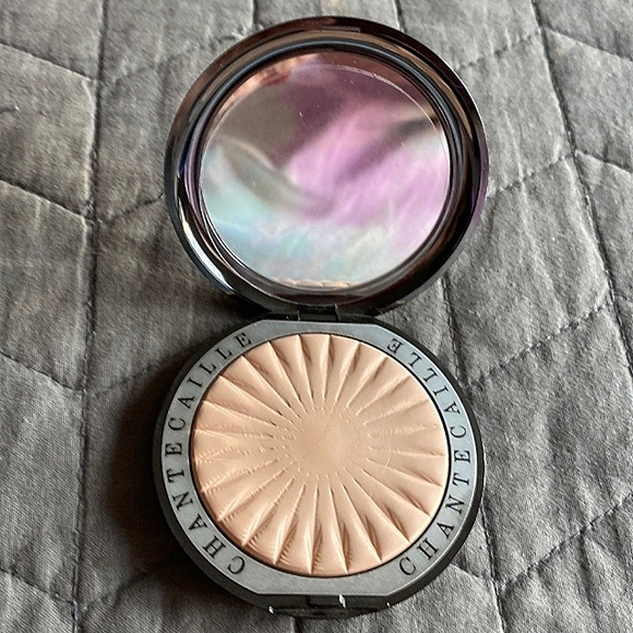 Chantecaille Perfect Blur Finishing Powder - Picture 3 of 6